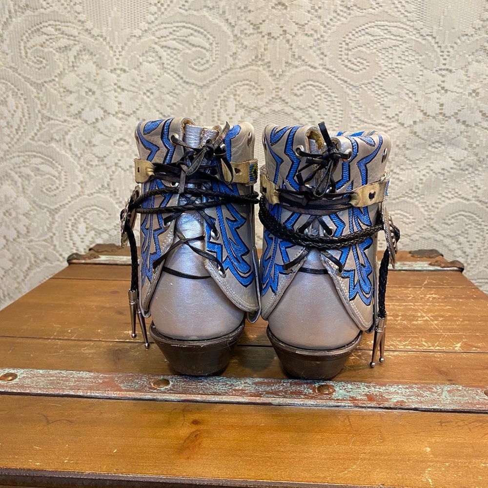 Handcrafted and Hand Painted White Cowgirl ankle Booties woman’s size 8 M - Picture 7 of 9